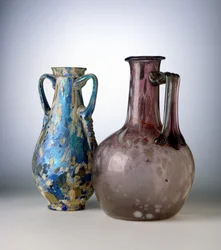 En amfora og en flaske, begge dekoreret med "stænk", 2. halvdel af det 1. århundrede e.Kr. (glas)